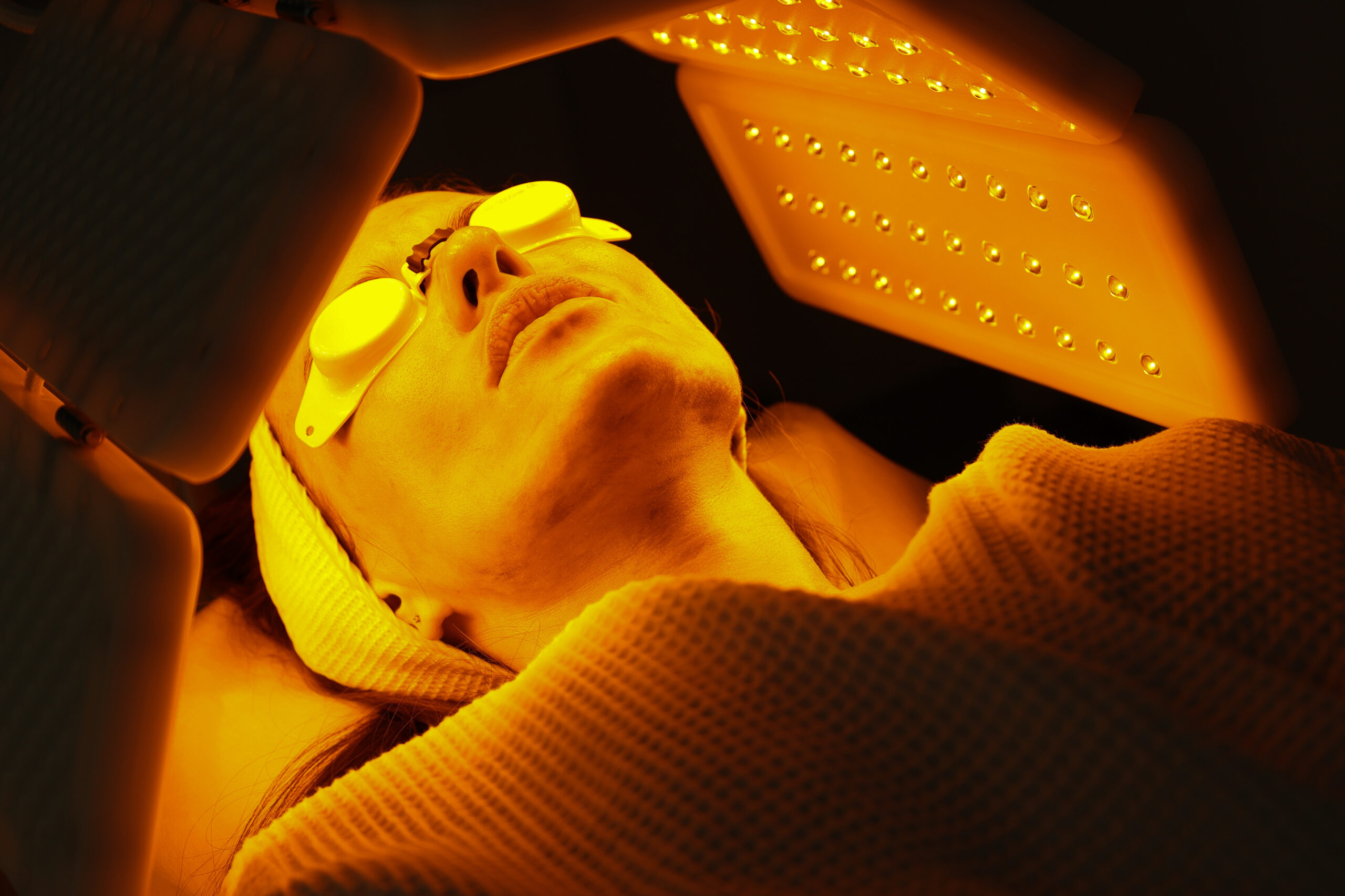 Luminotherapie LED visage femme jaune